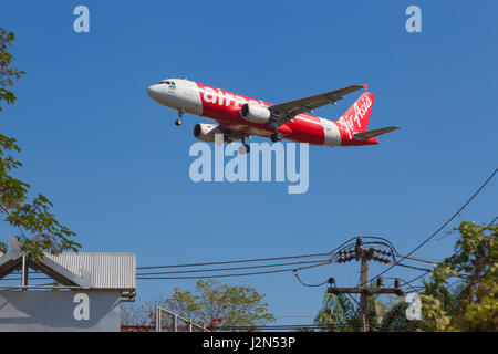 Chiang Mai, Thailand - 2. Februar 2017 - Air Asia Flugzeug hereinkommt zur Landung am Chiang Mai International Airport, Chiang Mai auf der 2. Februar 2017. Stockfoto