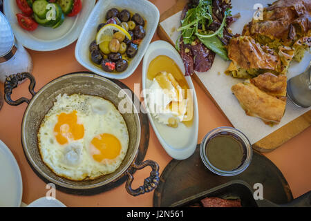 Traditionelles türkisches Frühstück mit Platten aus verschiedenen Speisen, Spiegeleier, Borek, Oliven und süße Optionen. Gesundes Frühstück in Istanbul, Türkei. Stockfoto