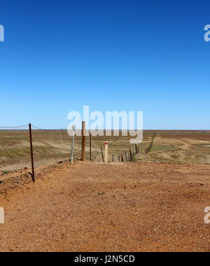Dingo-Zaun zwischen Nord- und südaustralien Stockfoto