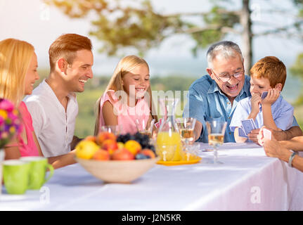 lächelnde Familie Spielkarte Spiel Stockfoto