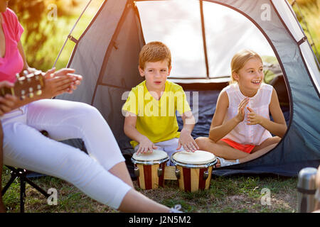 Kinder freuen sich auf Sommertag am camping Stockfoto