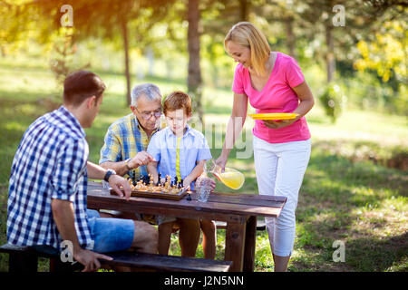 Aufenthalt mit der Familie aus einer Partie Schach im park Stockfoto