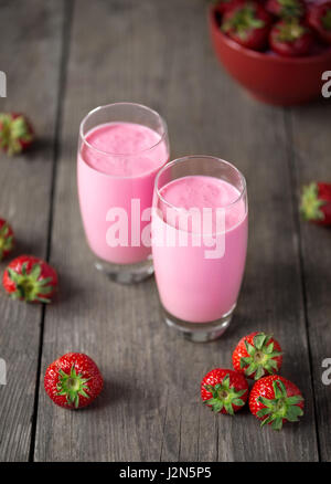 Milchshakes und Smoothies von Erdbeere Stockfoto