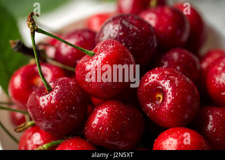 Rote, Reife, saftige Kirschen, Wasser Tropfen, Nahaufnahme Hintergrund Stockfoto