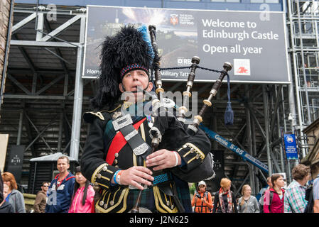 Edinburgh Piper Hugh Scott tritt auf dem Rasenmarkt für Touristen vor Edinburgh Castle auf Stockfoto