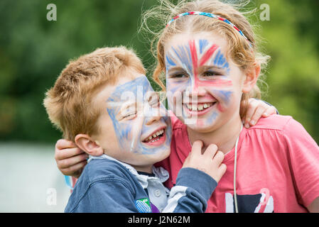 Mensch, KEINE Kampagne im Grange Cricket Club Stockbridge. Bild: Bruder und Schwester James Cameron (6), Emma Cam Stockfoto