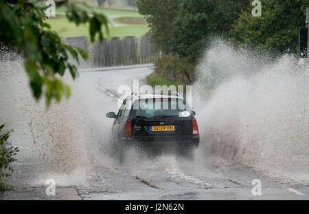 Starker Regen brachte Überschwemmungen nach Carnwath, South Lanarkshire. Das Met-Büro hat Gelbe Wetterwarni herausgegeben Stockfoto