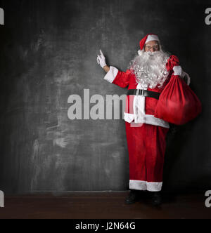 Santa Claus vor Tafel Stockfoto