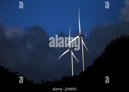 Windkraftanlagen an der Nordküste von Oahu, Hawaii Stockfoto