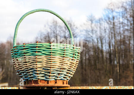 NET und Wicker Hummer Töpfe Gruppe von Netz und Wicker traditionelle Gatter auf Angelkai Stockfoto