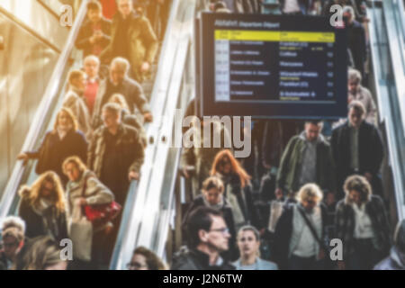 Berlin, Deutschland - 27 April: Reisende Menschen auf überfüllten Rolltreppe innen Haupt Bahnhof (Hauptbahnhof) in Berlin. Stockfoto