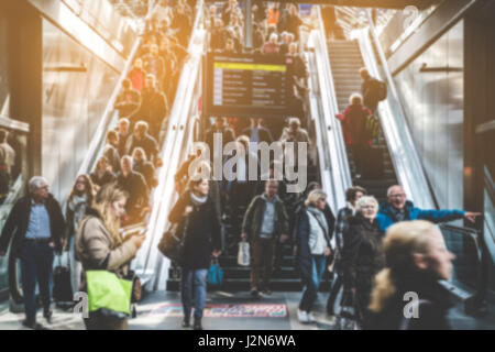 Berlin, Deutschland - 27 April: Reisende Menschen auf überfüllten Rolltreppe innen Haupt Bahnhof (Hauptbahnhof) in Berlin. Stockfoto