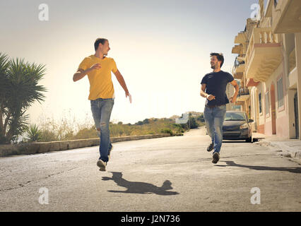 2 junge Mann läuft außerhalb Stockfoto