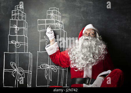 Santa Claus mit gezeichneten Geschenke Stockfoto
