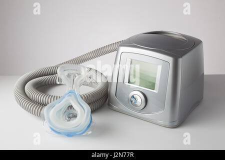 CPAP-Gerät mit Maske und Schlauch für Menschen mit Schlafapnoe, Atemwege, oder Atemstörung Stockfoto
