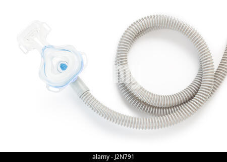 CPAP-Maske und Schlauch auf weißem Hintergrund mit Schlagschatten, für Menschen mit Schlafapnoe mit CPAP-Gerät verwenden Stockfoto