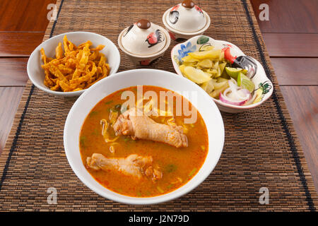 Khao Soi Huhn, nördlichen Thai Nudelpfanne mit Hähnchen und Kokos curry Suppe, gezeigt mit knusprigen Nudeln und Gemüse Stockfoto