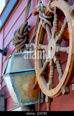 Nautische Ausrüstung auf hölzerne Dock Stockfoto