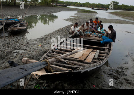 Honig-Sammler lokal bekannt als "Mawals" beten für Glück und eine sichere Rückkehr vor Beginn ihrer Reise für Honig-Sammlung in den Sundarbans Stockfoto