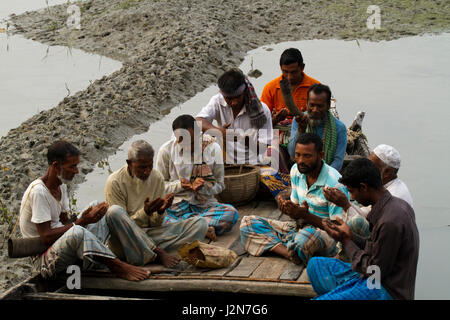 Honig-Sammler lokal bekannt als "Mawals" beten für Glück und eine sichere Rückkehr vor Beginn ihrer Reise für Honig-Sammlung in den Sundarbans Stockfoto