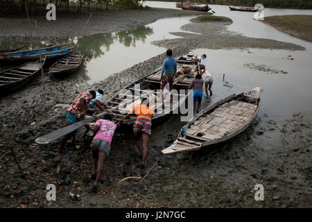 Honig-Sammler lokal bekannt als "Mawals" Honig-Sammlung in den Sundarbans, ein UNESCO-Weltkulturerbe und eine Tierwelt Sanctuar Boot vorbereiten Stockfoto