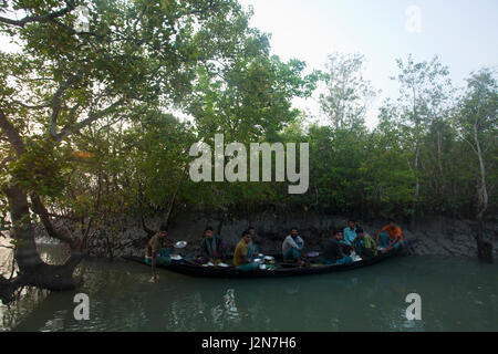 Sammler, die lokal bekannt als "Mawals" mit ihrer Mahlzeit an Bord auf dem Weg zur Jagd in den Sundarbans, ein UNESCO-Weltkulturerbe Honig Honig ein Stockfoto