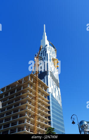 Batumi, Georgien - 3. Oktober 2016: Moderne Wolkenkratzer bauen mit kleinen Riesenrad Stockfoto