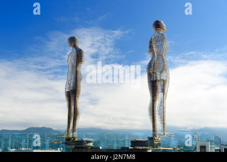 Batumi, Georgien - 4. Oktober 2016: Bewegliche Skulptur Ali und Nino. Statue der ewigen Liebe und Verständnis zwischen den Nationen. Es ist Werk des georgischen ar Stockfoto