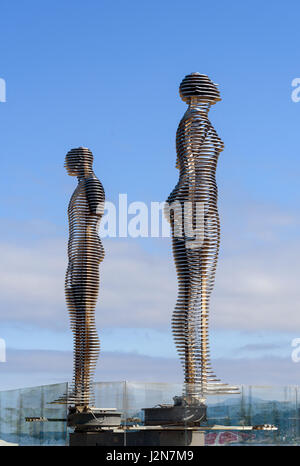 Batumi, Georgien - 4. Oktober 2016: Bewegliche Skulptur Ali und Nino. Statue der ewigen Liebe und Verständnis zwischen den Nationen. Es ist Werk des georgischen ar Stockfoto