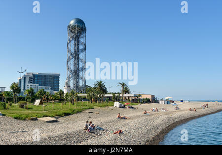 Batumi, Georgien - 4. Oktober 2016: Blick auf lange Schwarzmeer Kiesstrand Stockfoto