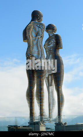 Batumi, Georgien - 4. Oktober 2016: Bewegliche Skulptur Ali und Nino. Statue der ewigen Liebe und Verständnis zwischen den Nationen. Es ist Werk des georgischen ar Stockfoto