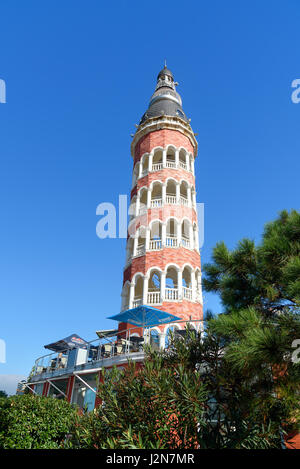 Batumi, Georgien - 4. Oktober 2016: Tower Restaurant Strandpromenade auf schwarzes Meeresküste Stockfoto