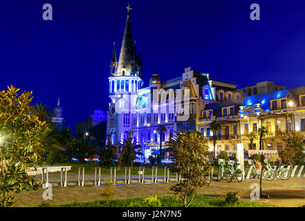 Batumi, Georgien - 5. Oktober 2016: Blick auf astronomischen Turmuhr vom Europaplatz in der Nacht Stockfoto