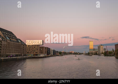 Spree in Berlin, Friedrichshain/Kreuzberg - Stadtbild mit Sonnenuntergang Himmel Stockfoto