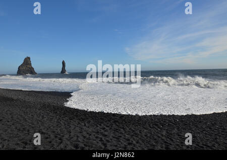 Wunderschönen schwarzen Sandstrand bekannt als Reynisfjara Strand mit Wellen an Land. Stockfoto