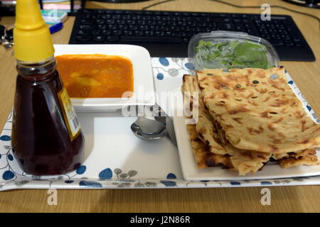 Iranische Frühstück im Büro mit Sangak Brot und Käse Stockfoto