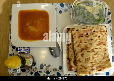 Iranische Frühstück im Büro mit Sangak Brot und Käse Stockfoto