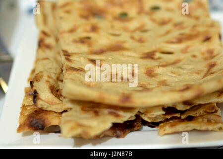 Iranische Frühstück im Büro mit Sangak Brot und Käse Stockfoto