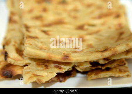 Iranische Frühstück im Büro mit Sangak Brot und Käse Stockfoto