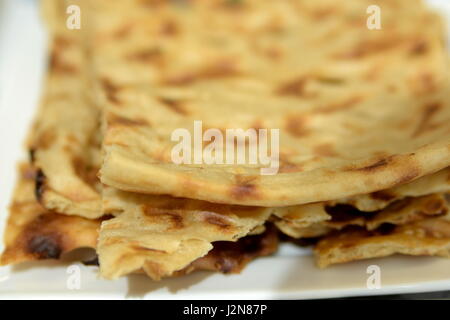 Iranische Frühstück im Büro mit Sangak Brot und Käse Stockfoto