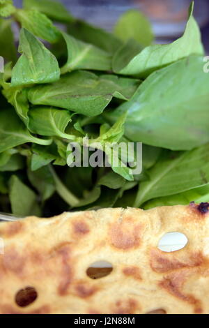 Iranische Frühstück im Büro mit Sangak Brot und Käse Stockfoto