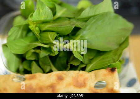 Iranische Frühstück im Büro mit Sangak Brot und Käse Stockfoto