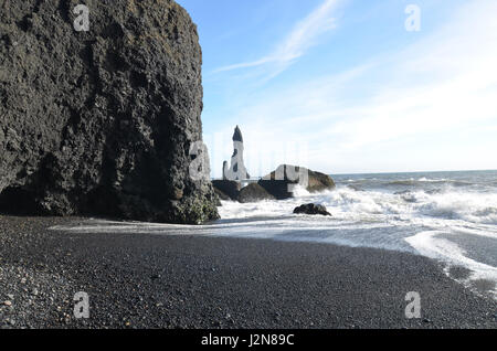 Wunderschöner Tag am Reynisfjara Strand in Vik Island. Stockfoto