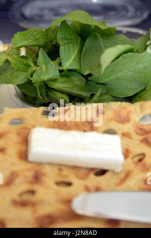 Iranische Frühstück im Büro mit Sangak Brot und Käse Stockfoto