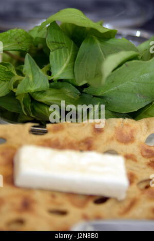 Iranische Frühstück im Büro mit Sangak Brot und Käse Stockfoto