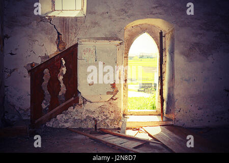 Innere des verlassenen alten gotischen Kirche, Schäden an Wänden Stockfoto