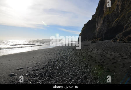 Wunderschöne landschaftliche schwarzen Rock und schwarzen Sandstrand in Vik Island. Stockfoto