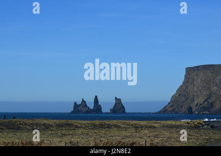 Islands wunderschönen hoch aufragenden Felssäulen abseits die Küste von Vik Island. Stockfoto