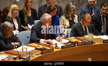 US Secretary Of State Rex Tillerson Stühle einem UNO-Sicherheitsrat treffen auf Denuklearisierung der demokratischen Völker Republik Korea bei den Vereinten Nationen 28. April 2017 in New York City, New York. Stockfoto