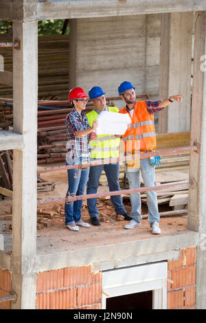 Architektengruppe diskutieren und die Planung zukünftiger Gebäude auf Baustelle Stockfoto